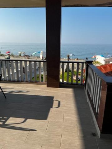 Apartament Πολυτελεισ Διαμερισμα 1Ο Οροφου 5 Μετρα Απο Την Θαλασσα Néa Meságkala Zewnętrze zdjęcie